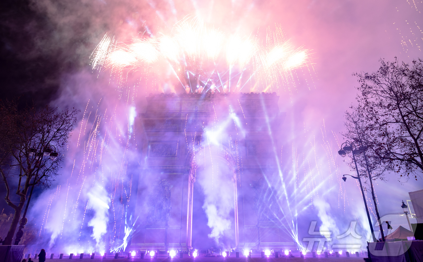 (파리=뉴스1) 이준성 기자 = 2026년 새해를 맞은 1일 0시(현지시간) 프랑스 파리 개선문 일대에서 신년 불꽃놀이가 펼쳐지고 있다. 2026.1.1/뉴스1