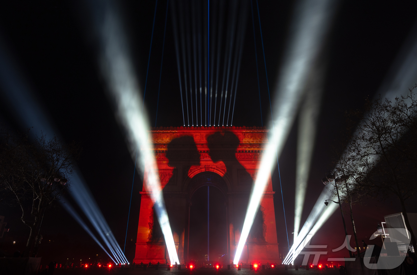 (파리=뉴스1) 이준성 기자 = 2026년 새해를 맞은 1일 0시(현지시간) 프랑스 파리 개선문 일대에서 신년 불꽃놀이가 펼쳐지고 있다. 2026.1.1/뉴스1