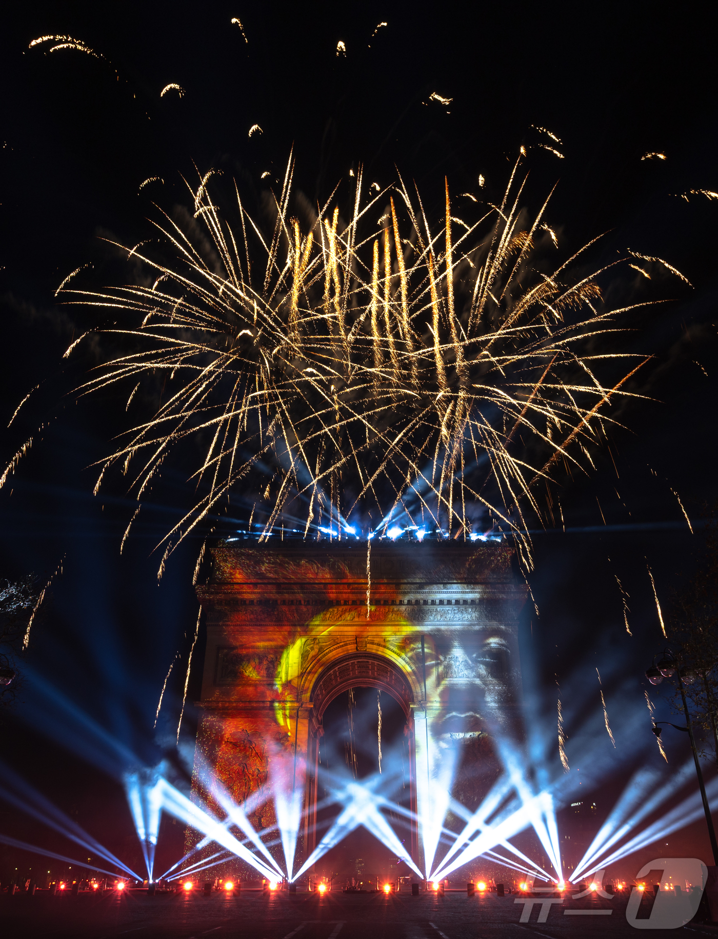 (파리=뉴스1) 이준성 기자 = 2026년 새해를 맞은 1일 0시(현지시간) 프랑스 파리 개선문 일대에서 신년 불꽃놀이가 펼쳐지고 있다. 2026.1.1/뉴스1