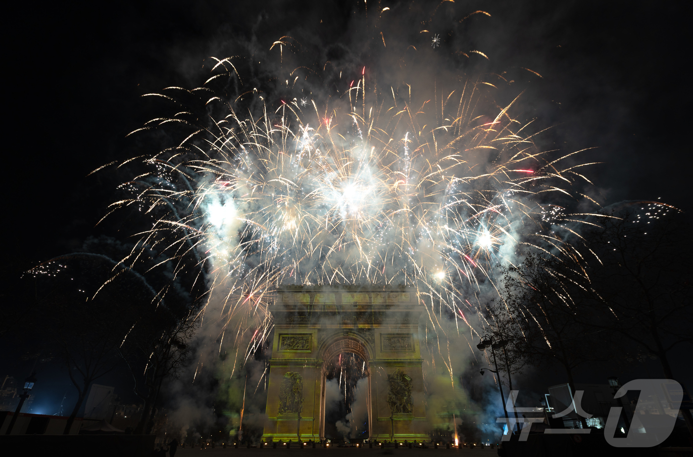 (파리=뉴스1) 이준성 기자 = 2026년 새해를 맞은 1일 0시(현지시간) 프랑스 파리 개선문 일대에서 신년 불꽃놀이가 펼쳐지고 있다. 2026.1.1/뉴스1