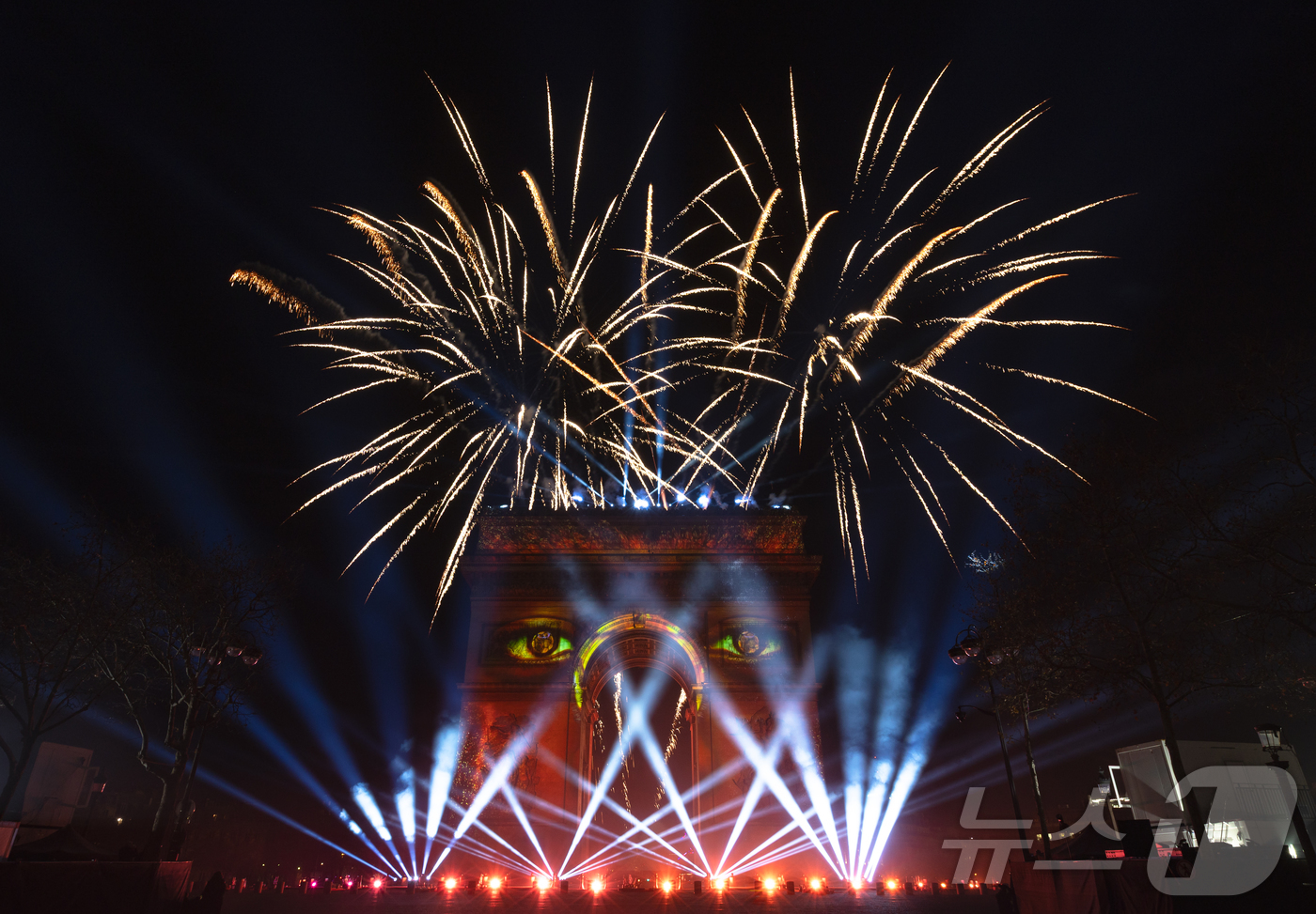 (파리=뉴스1) 이준성 기자 = 2026년 새해를 맞은 1일 0시(현지시간) 프랑스 파리 개선문 일대에서 신년 불꽃놀이가 펼쳐지고 있다. 2026.1.1/뉴스1