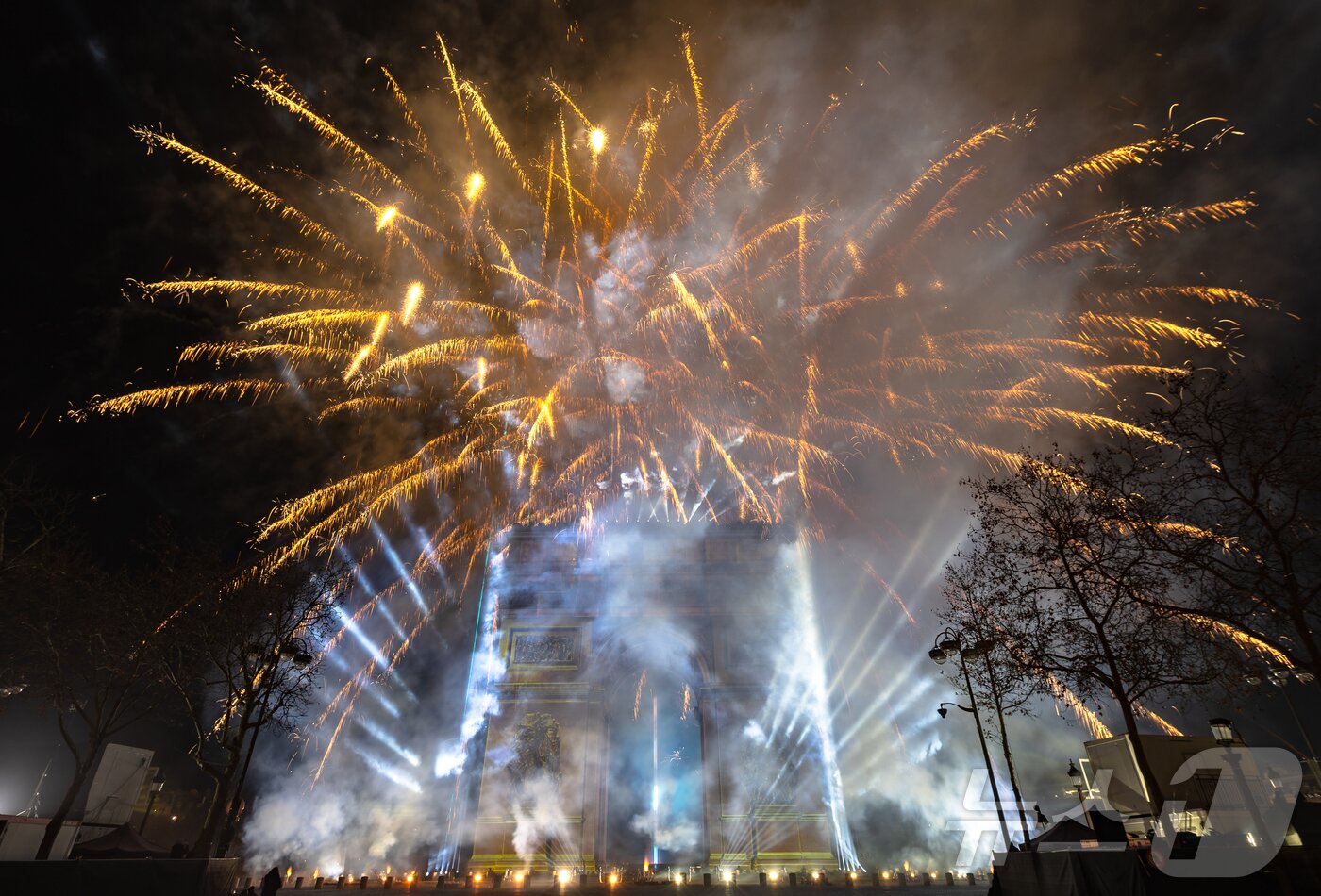 본문 이미지 - 2026년 새해를 맞은 1일 0시(현지시간) 프랑스 파리 개선문 일대에서 신년 불꽃놀이가 펼쳐지고 있다. 2026.1.1/뉴스1 ⓒ News1 이준성 기자