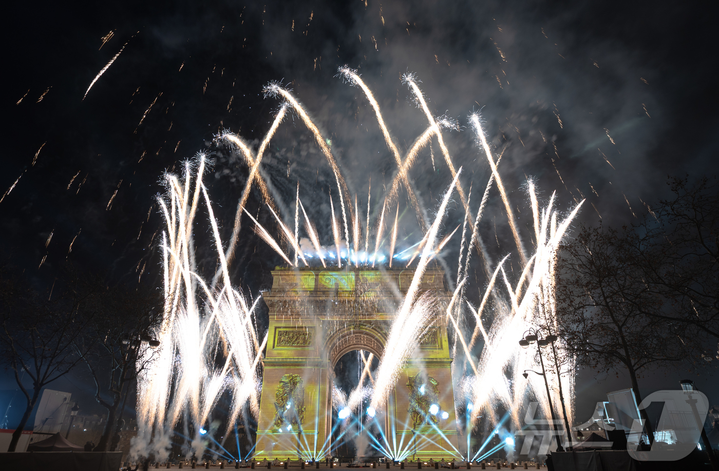 (파리=뉴스1) 이준성 기자 = 2026년 새해를 맞은 1일 0시(현지시간) 프랑스 파리 개선문 일대에서 신년 불꽃놀이가 펼쳐지고 있다. 2026.1.1/뉴스1