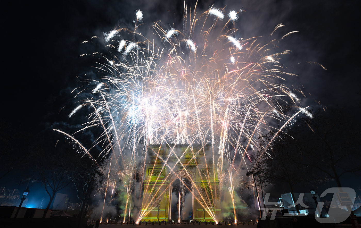 (파리=뉴스1) 이준성 기자 = 2026년 새해를 맞은 1일 0시(현지시간) 프랑스 파리 개선문 일대에서 신년 불꽃놀이가 펼쳐지고 있다. 2026.1.1/뉴스1