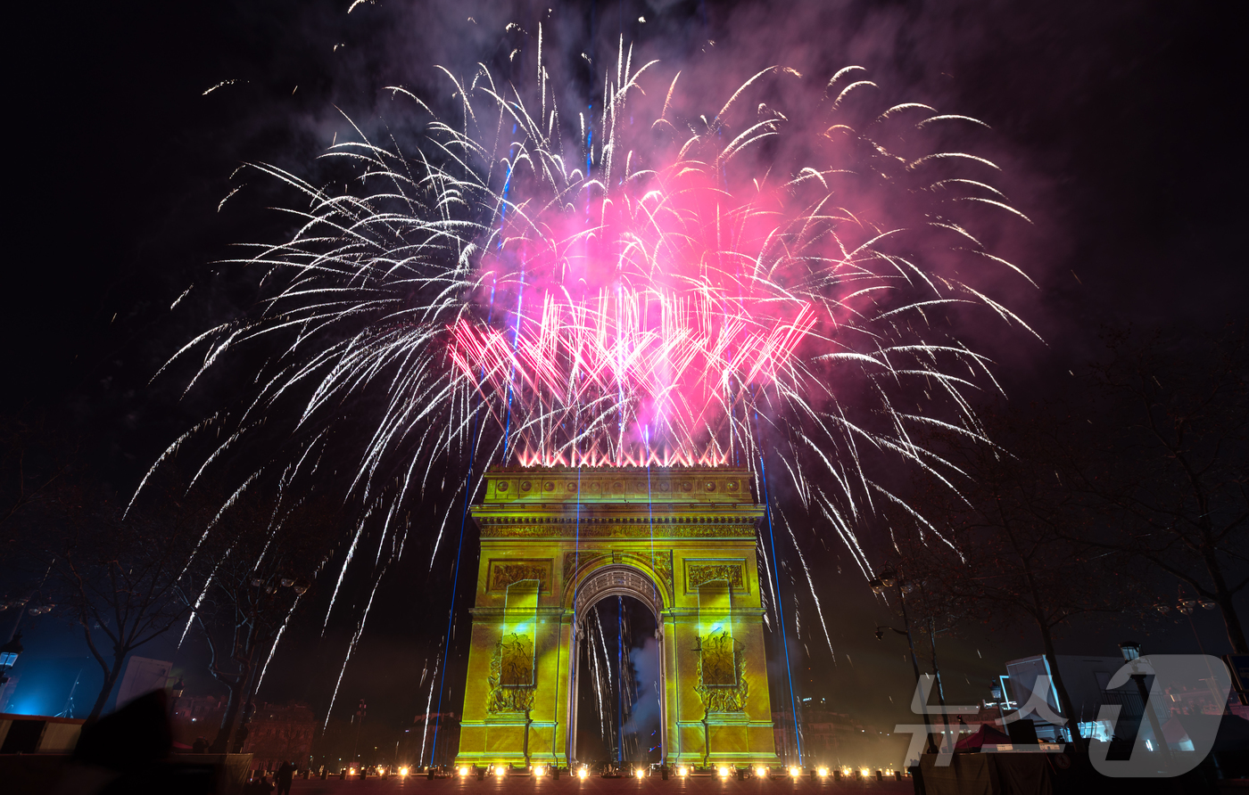 (파리=뉴스1) 이준성 기자 = 2026년 새해를 맞은 1일 0시(현지시간) 프랑스 파리 개선문 일대에서 신년 불꽃놀이가 펼쳐지고 있다. 2026.1.1/뉴스1