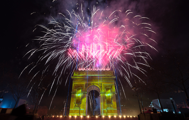 2026 새해 맞은 佛 파리, 개선문 상공 수놓은 불꽃