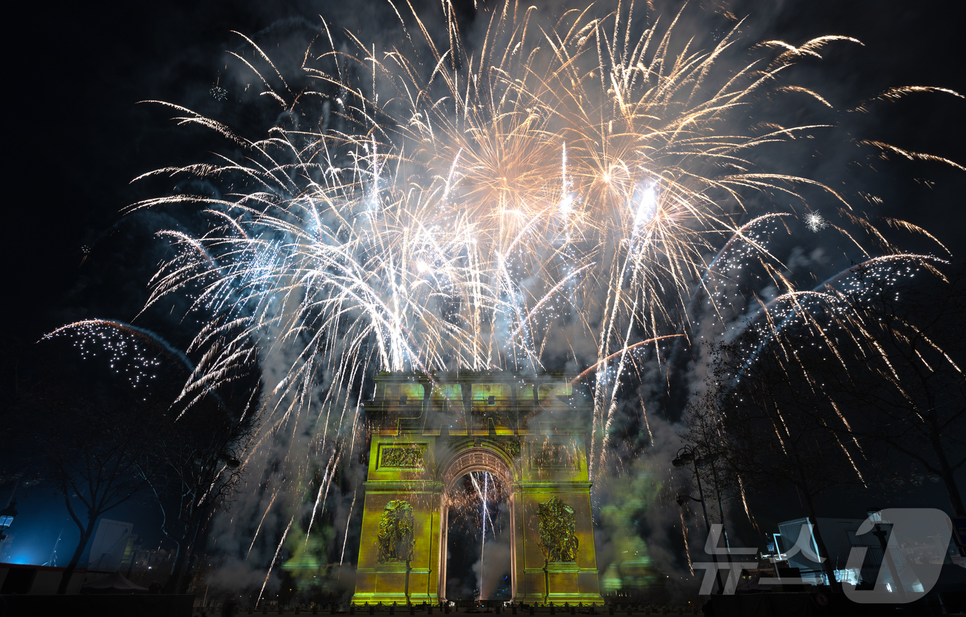 (파리=뉴스1) 이준성 기자 = 2026년 새해를 맞은 1일 0시(현지시간) 프랑스 파리 개선문 일대에서 신년 불꽃놀이가 펼쳐지고 있다. 2026.1.1/뉴스1