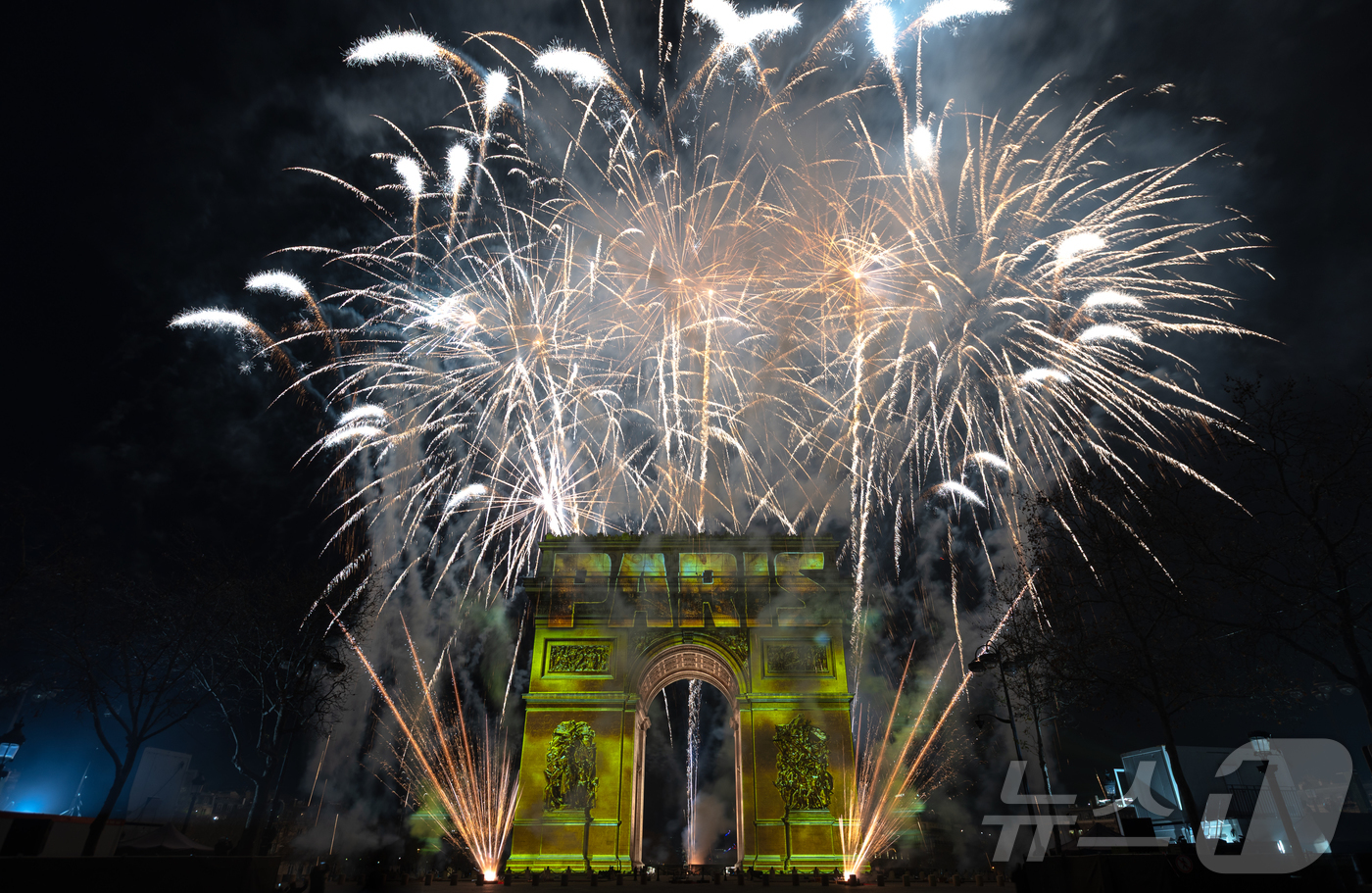 (파리=뉴스1) 이준성 기자 = 2026년 새해를 맞은 1일 0시(현지시간) 프랑스 파리 개선문 일대에서 신년 불꽃놀이가 펼쳐지고 있다. 2026.1.1/뉴스1