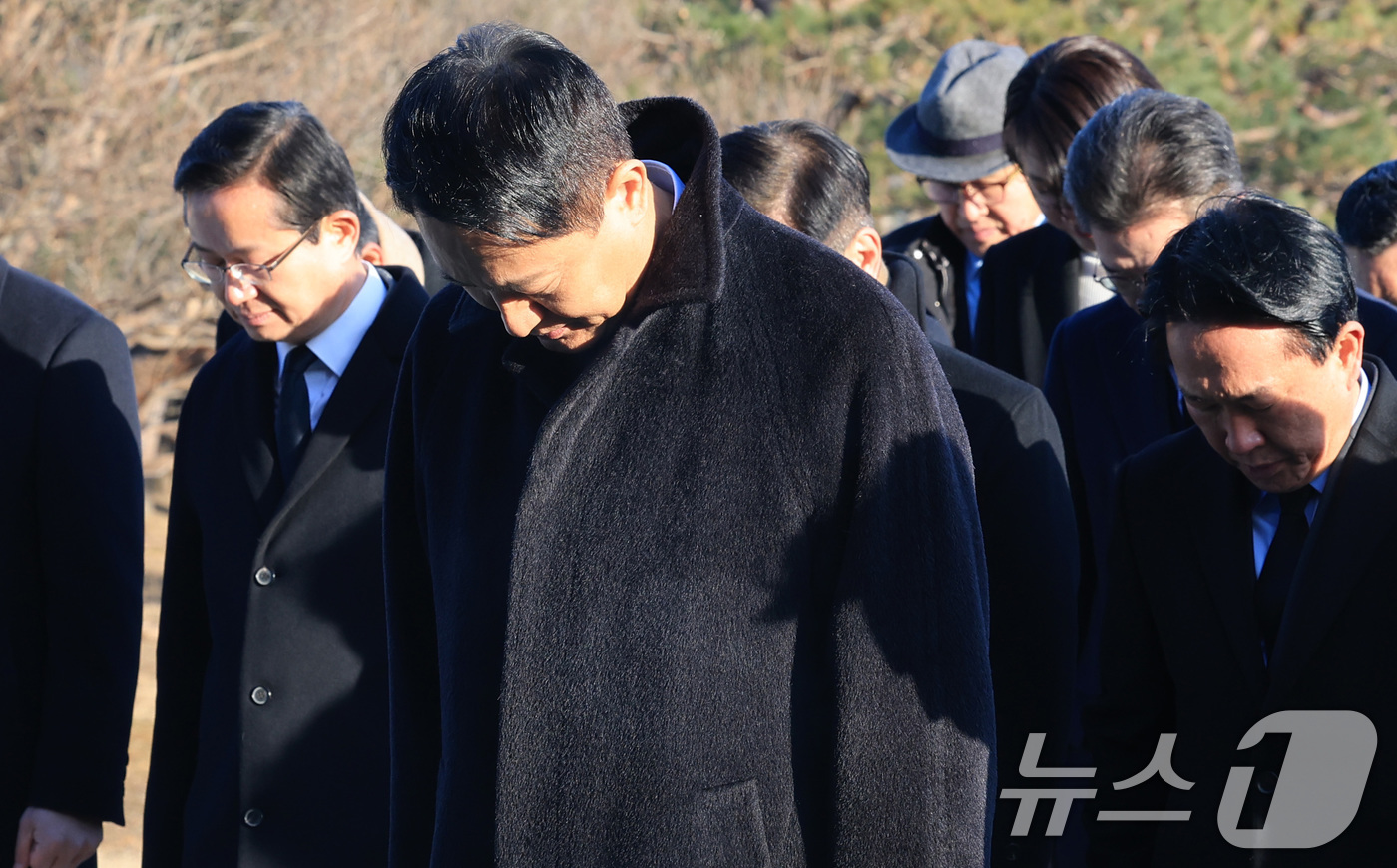 (서울=뉴스1) 임세영 기자 = 오세훈 서울시장이 새해 첫 날인 1일 서울 동작구 국립서울현충원에서 현충탑에 참배하고 있다. 2026.1.1/뉴스1