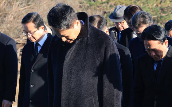 현충찹 참배하는 오세훈 서울시장