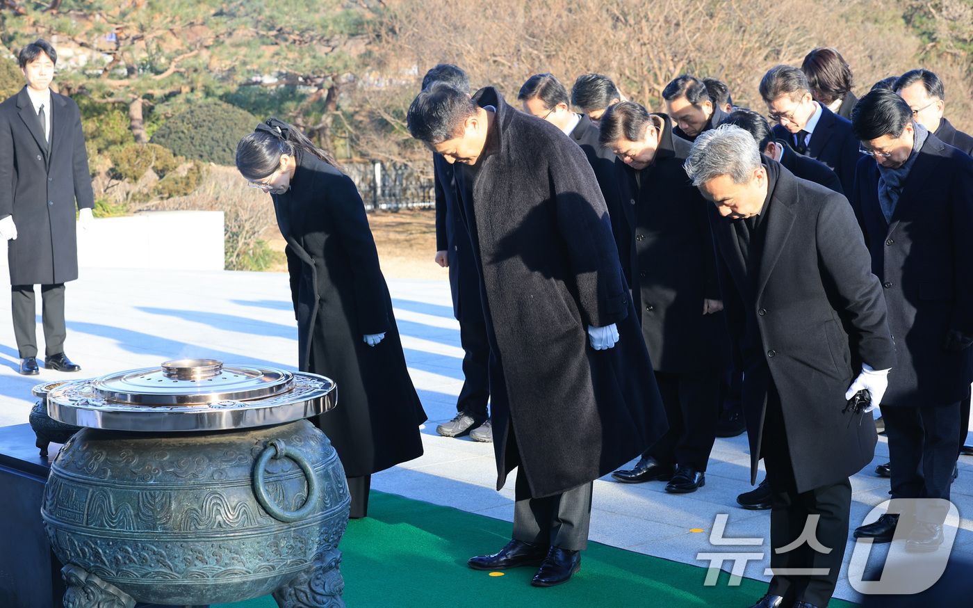 (서울=뉴스1) 임세영 기자 = 오세훈 서울시장이 새해 첫 날인 1일 서울 동작구 국립서울현충원에서 현충탑에 참배하고 있다. 2026.1.1/뉴스1