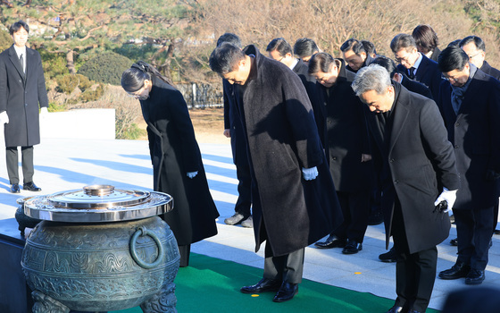 현충원 참배하는 오세훈 서울시장