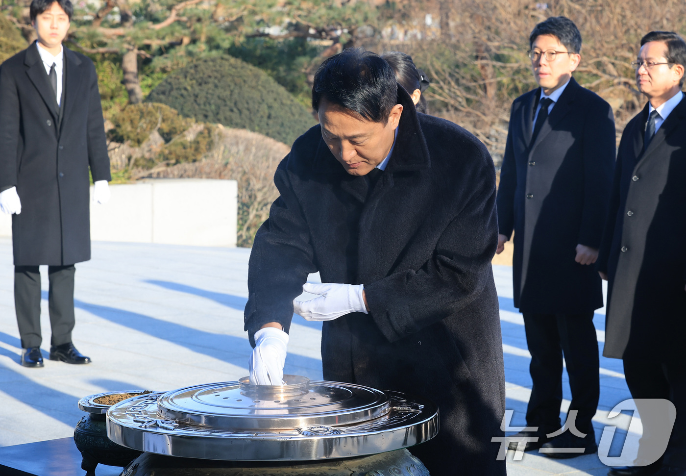 (서울=뉴스1) 임세영 기자 = 오세훈 서울시장이 새해 첫 날인 1일 서울 동작구 국립서울현충원에서 현충탑에 분향하고 있다. 2026.1.1/뉴스1
