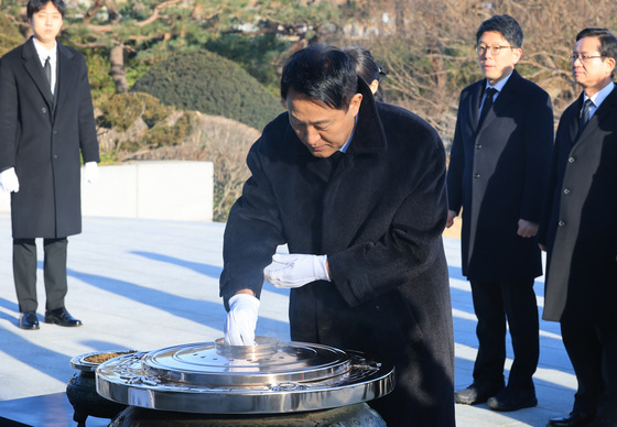 분향하는 오세훈 서울시장