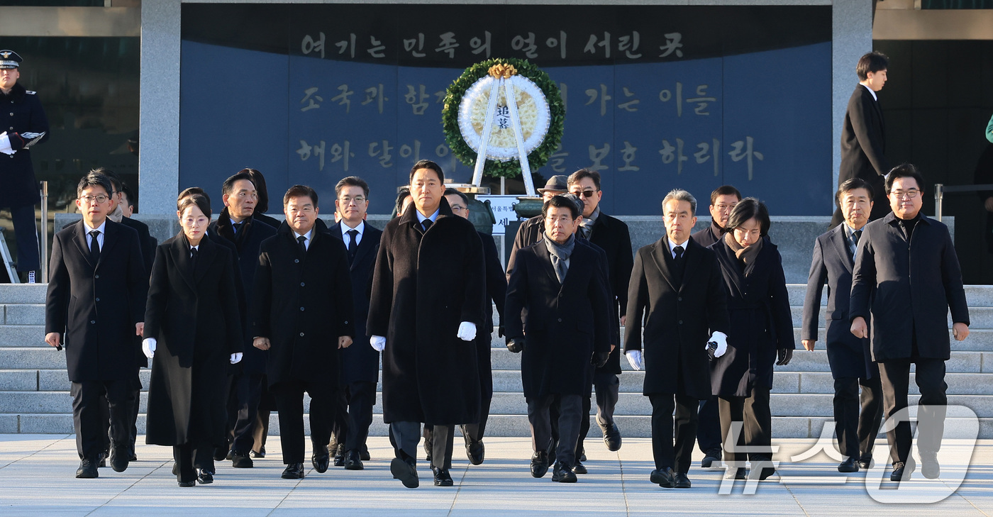 (서울=뉴스1) 임세영 기자 = 오세훈 서울시장이 새해 첫 날인 1일 서울 동작구 국립서울현충원에서 현충탑에 참배를 마치고 이동하고 있다. 2026.1.1/뉴스1
