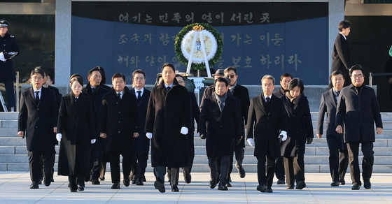 현충원 참배 마친 오세훈 서울시장