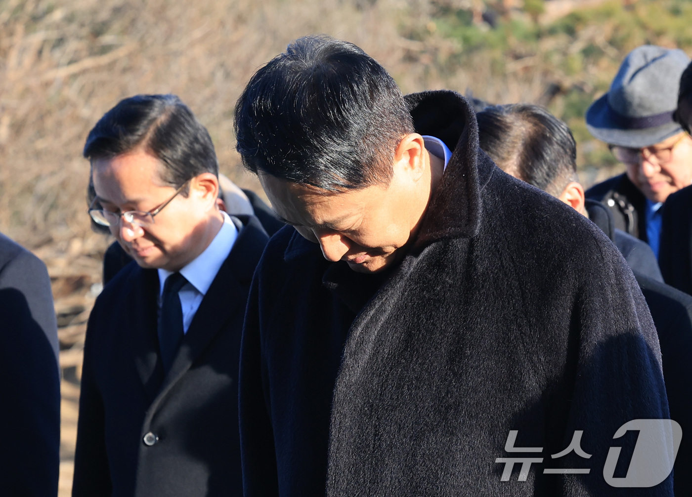 (서울=뉴스1) 임세영 기자 = 오세훈 서울시장이 새해 첫 날인 1일 서울 동작구 국립서울현충원에서 현충탑에 참배하고 있다. 2026.1.1/뉴스1