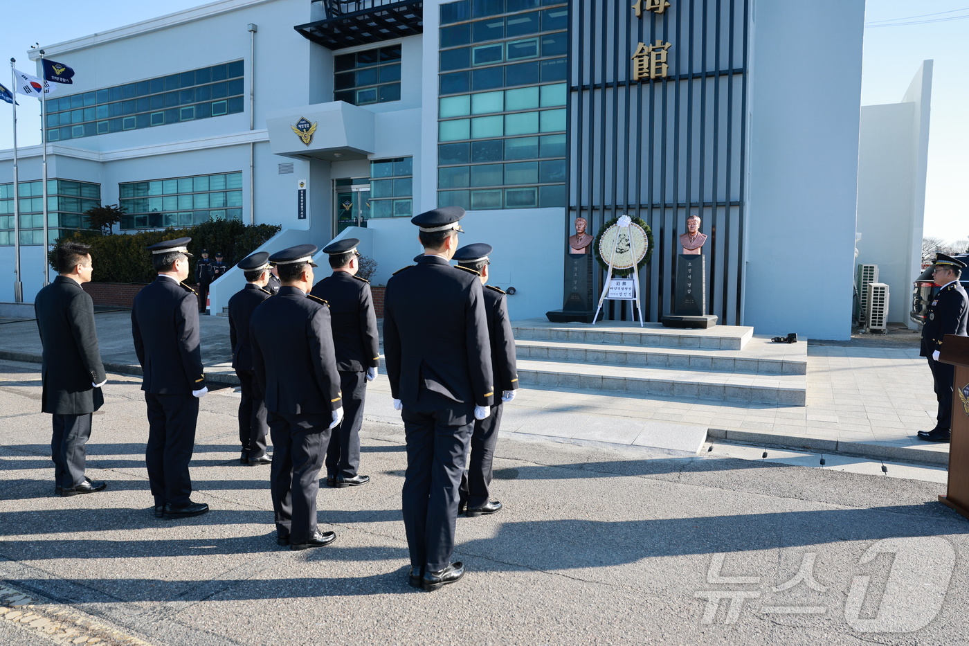 (인천=뉴스1) 이시명 기자 = 장인식 해양경찰청장 직무대리가 신년을 맞은 1일 인천해양경찰서 전용부두에 위치한 故 이청호 경사, 故 오진석 경감 흉상을 찾아 추모했다.(해양경찰청 …