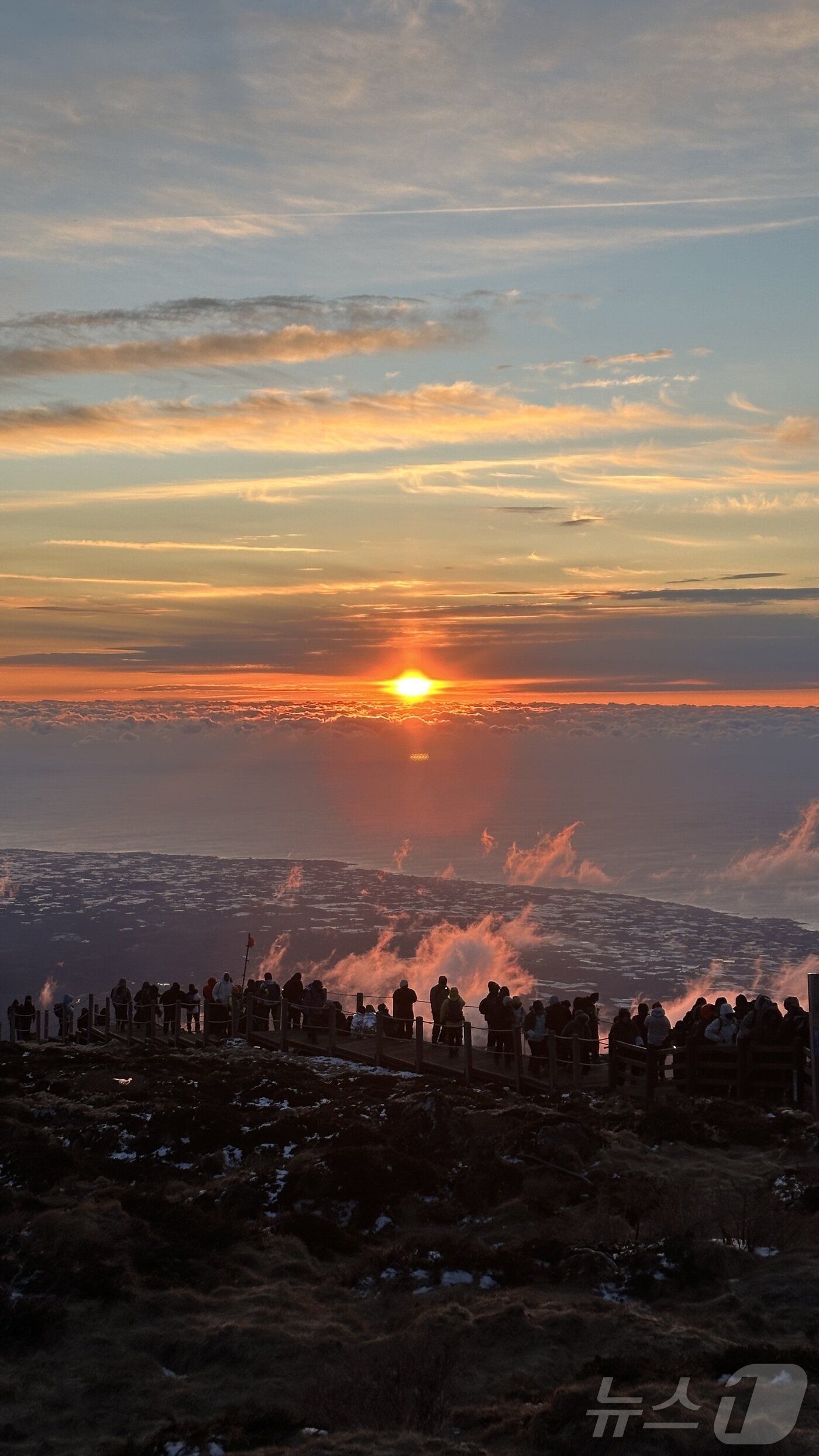 본문 이미지 - 2026년 새해 첫날인 1일 제주 한라산 정상인 백록담에 오른 탐방객들이 구름 사이로 뜨는 해를 바라보고 있다.(한라산국립공원관리소 제공. 재판매 및 DB 금지). 2026.1.1/뉴스1 ⓒ News1 강승남 기자