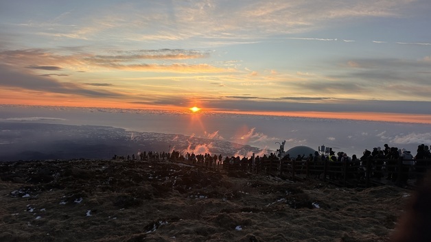 "새해 건강·행복 가득하길"…한라산·성산일출봉서 2.2만여명 몰려