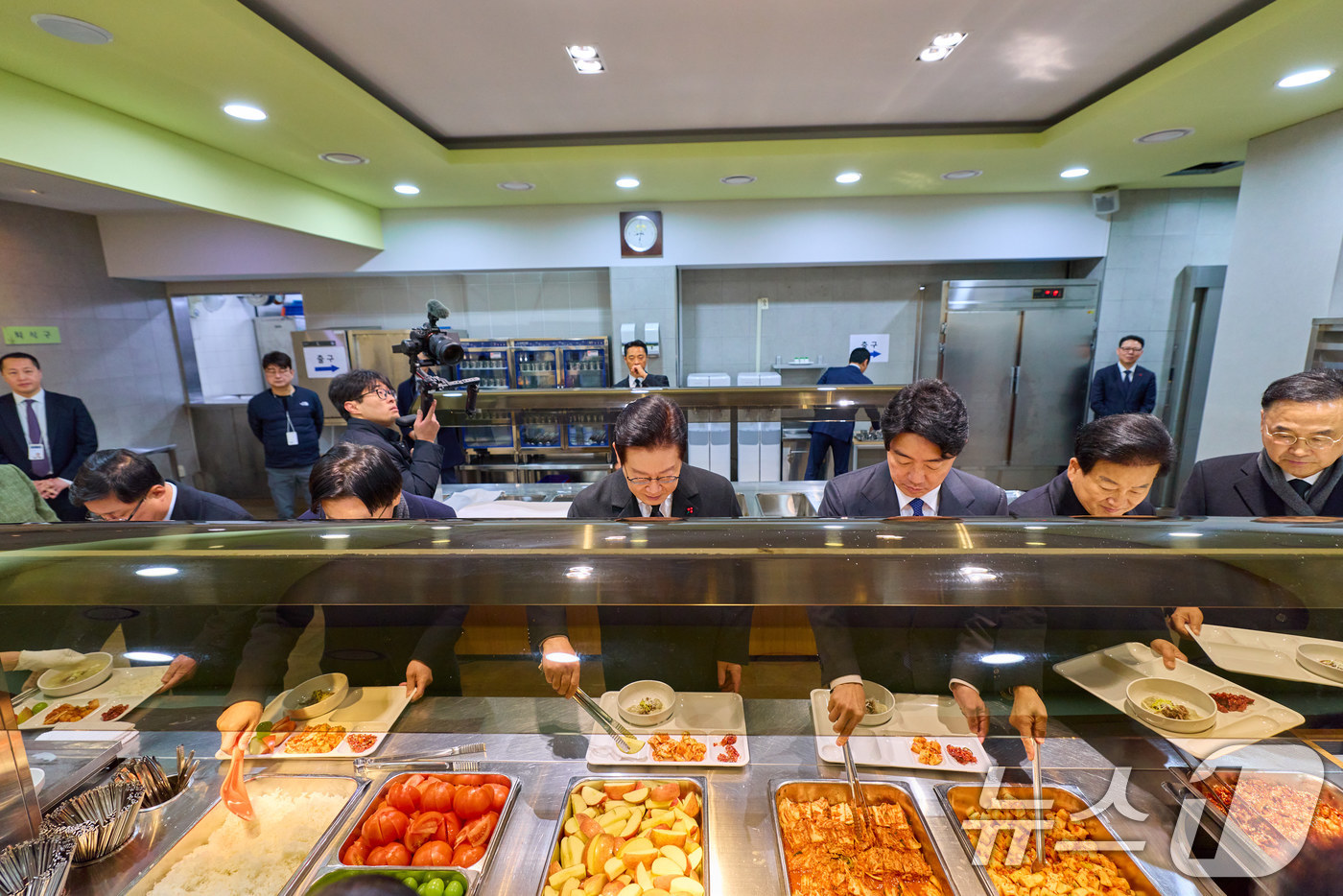 (서울=뉴스1) 이재명 기자 = 이재명 대통령이 새해 첫 날인 1일 청와대에서 떡국을 배식 하고 있다. (청와대 제공. 재판매 및 DB 금지) 2026.1.1/뉴스1