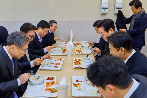 새해 첫 날 떡국 조찬 갖는 이재명 대통령