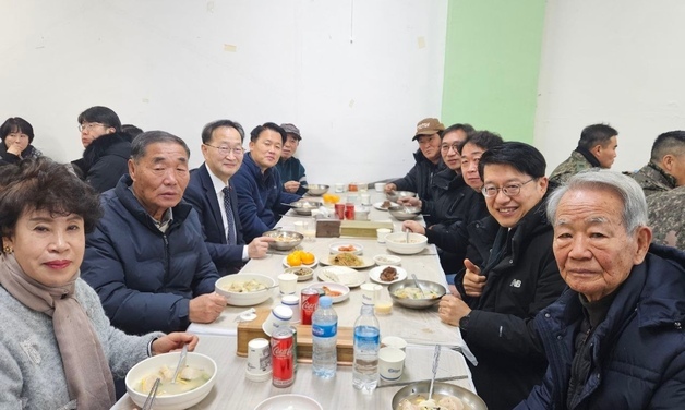 통일 차관, 민통선 접경지 주민과 새해맞이…"한반도 평화 공존 원년"