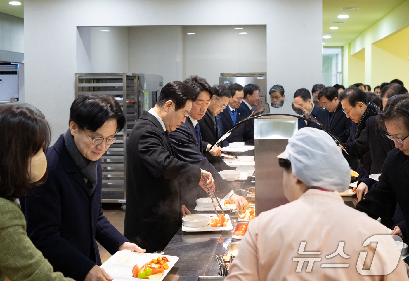 (서울=뉴스1) 이재명 기자 = 이재명 대통령이 새해 첫 날인 1일 청와대에서 떡국을 배식 받고 있다. (청와대 제공. 재판매 및 DB 금지) 2026.1.1/뉴스1