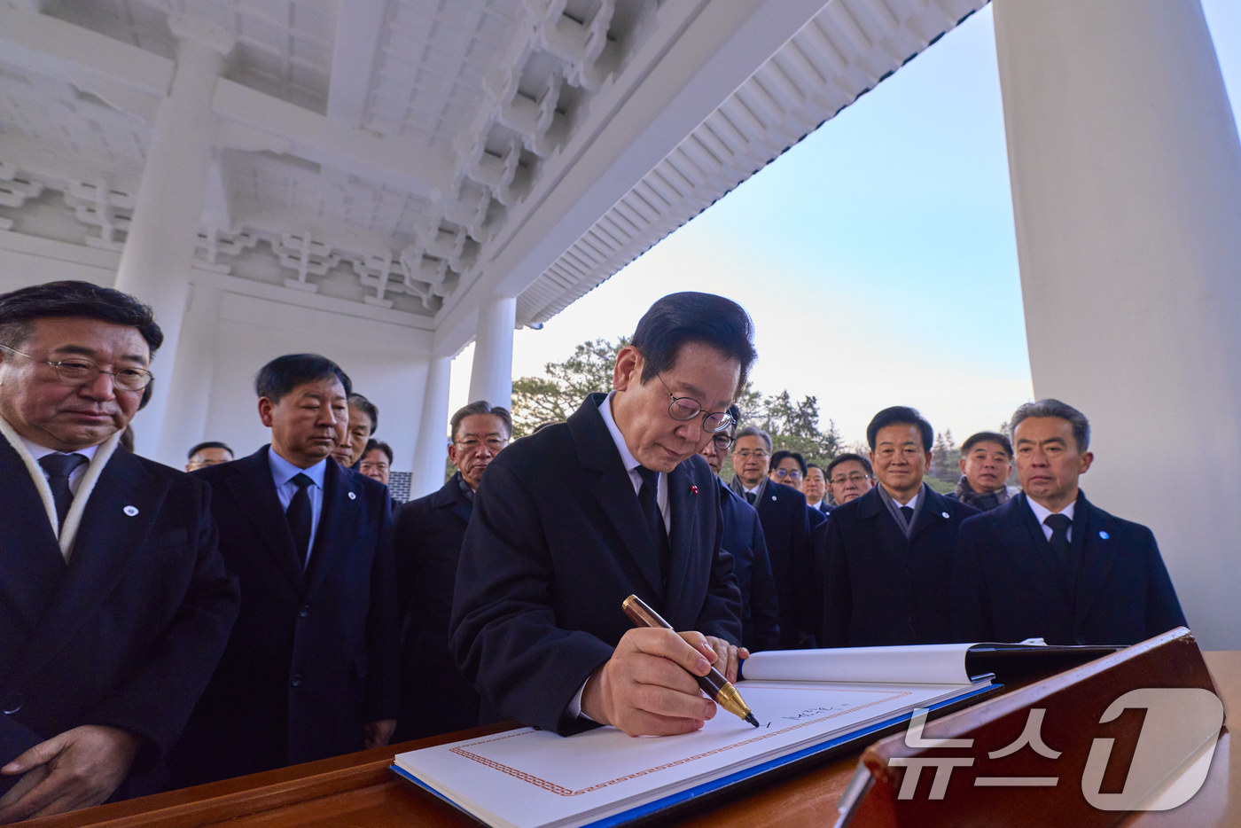 (서울=뉴스1) 이재명 기자 = 이재명 대통령이 새해 첫 날인 1일 서울 동작구 국립서울현충원에서 참배를 마친 후 방명록을 작성하고 있다. (청와대 제공. 재판매 및 DB 금지) …