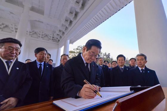 이재명 대통령, 현충원 참배 마치고 방명록 작성