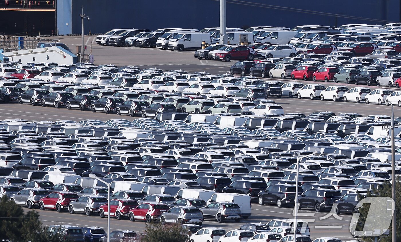 본문 이미지 - 경기 평택시 포승읍 평택항에 수출용 자동차가 세워져 있는 모습. 2026.1.1/뉴스1 ⓒ News1 김성진 기자