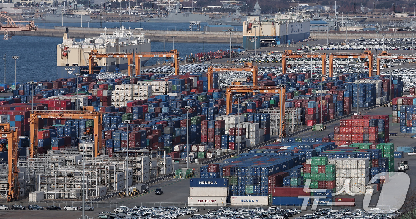 (평택=뉴스1) 김성진 기자 = 지난해 한국의 수출이 사상 처음 7000만달러를 넘겼다. 역대 최대 실적 기록이다. 반도체 수출이 1734억달러로 역대 최대치를 경신하며 전체 수출 …