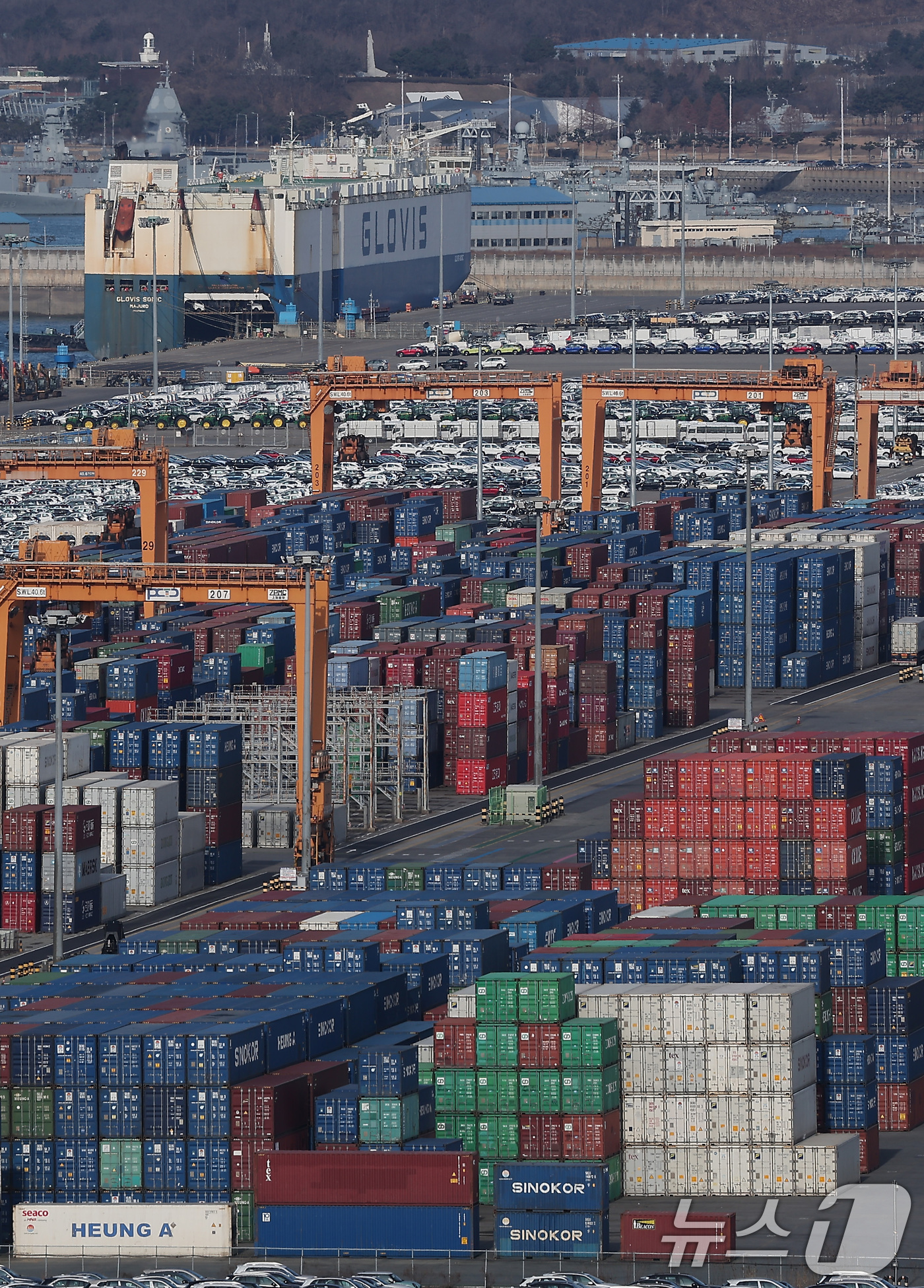 (평택=뉴스1) 김성진 기자 = 지난해 한국의 수출이 사상 처음 7000만달러를 넘겼다. 역대 최대 실적 기록이다. 반도체 수출이 1734억달러로 역대 최대치를 경신하며 전체 수출 …