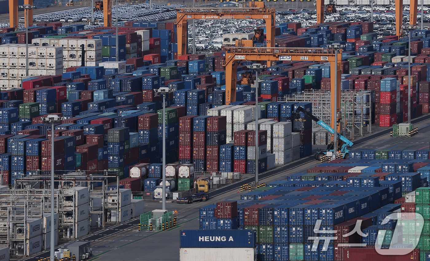 (평택=뉴스1) 김성진 기자 = 지난해 한국의 수출이 사상 처음 7000만달러를 넘겼다. 역대 최대 실적 기록이다. 반도체 수출이 1734억달러로 역대 최대치를 경신하며 전체 수출 …