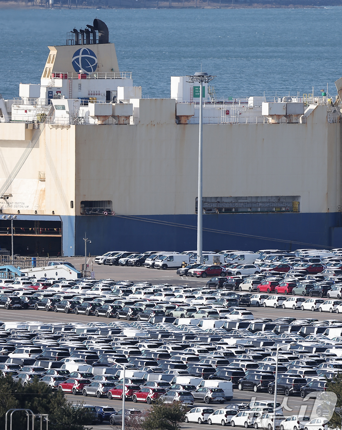 (평택=뉴스1) 김성진 기자 = 지난해 한국의 수출이 사상 처음 7000만달러를 넘겼다. 역대 최대 실적 기록이다. 반도체 수출이 1734억달러로 역대 최대치를 경신하며 전체 수출 …