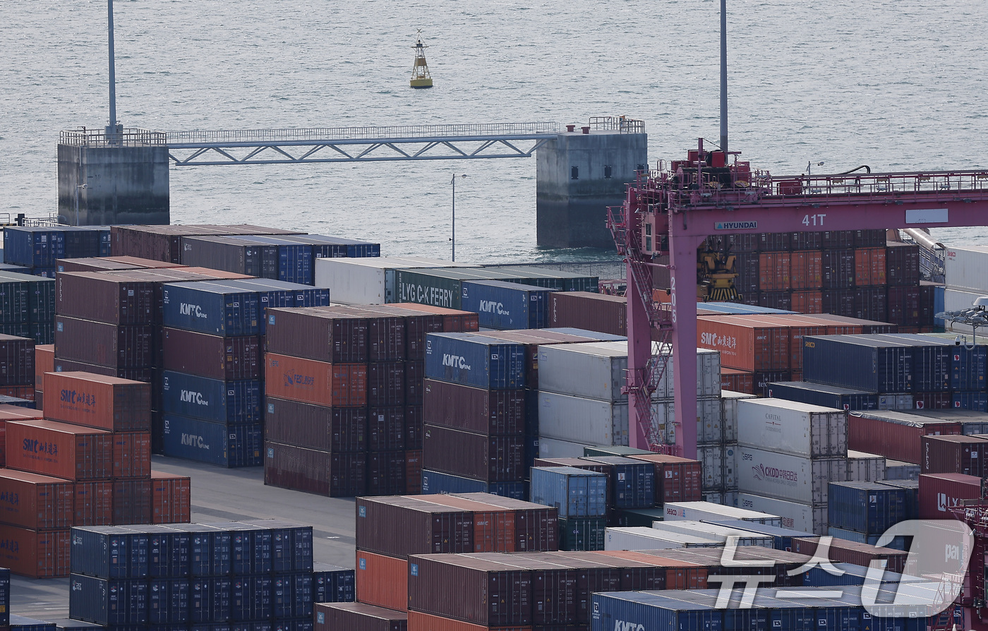 (평택=뉴스1) 김성진 기자 = 지난해 한국의 수출이 사상 처음 7000만달러를 넘겼다. 역대 최대 실적 기록이다. 반도체 수출이 1734억달러로 역대 최대치를 경신하며 전체 수출 …