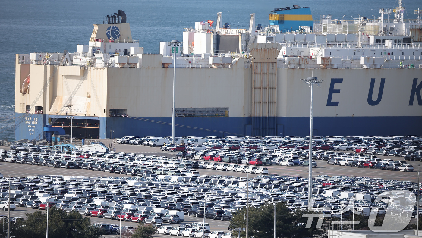(평택=뉴스1) 김성진 기자 = 지난해 한국의 수출이 사상 처음 7000만달러를 넘겼다. 역대 최대 실적 기록이다. 반도체 수출이 1734억달러로 역대 최대치를 경신하며 전체 수출 …