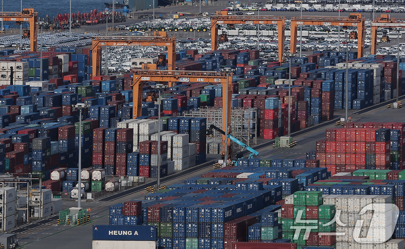 (평택=뉴스1) 김성진 기자 = 지난해 한국의 수출이 사상 처음 7000만달러를 넘겼다. 역대 최대 실적 기록이다. 반도체 수출이 1734억달러로 역대 최대치를 경신하며 전체 수출 …