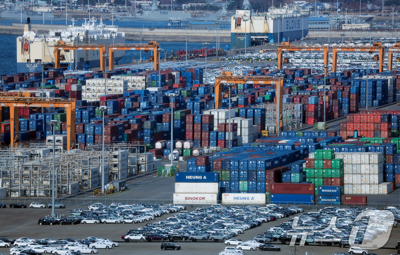 (평택=뉴스1) 김성진 기자 = 지난해 한국의 수출이 사상 처음 7000만달러를 넘겼다. 역대 최대 실적 기록이다. 반도체 수출이 1734억달러로 역대 최대치를 경신하며 전체 수출 …