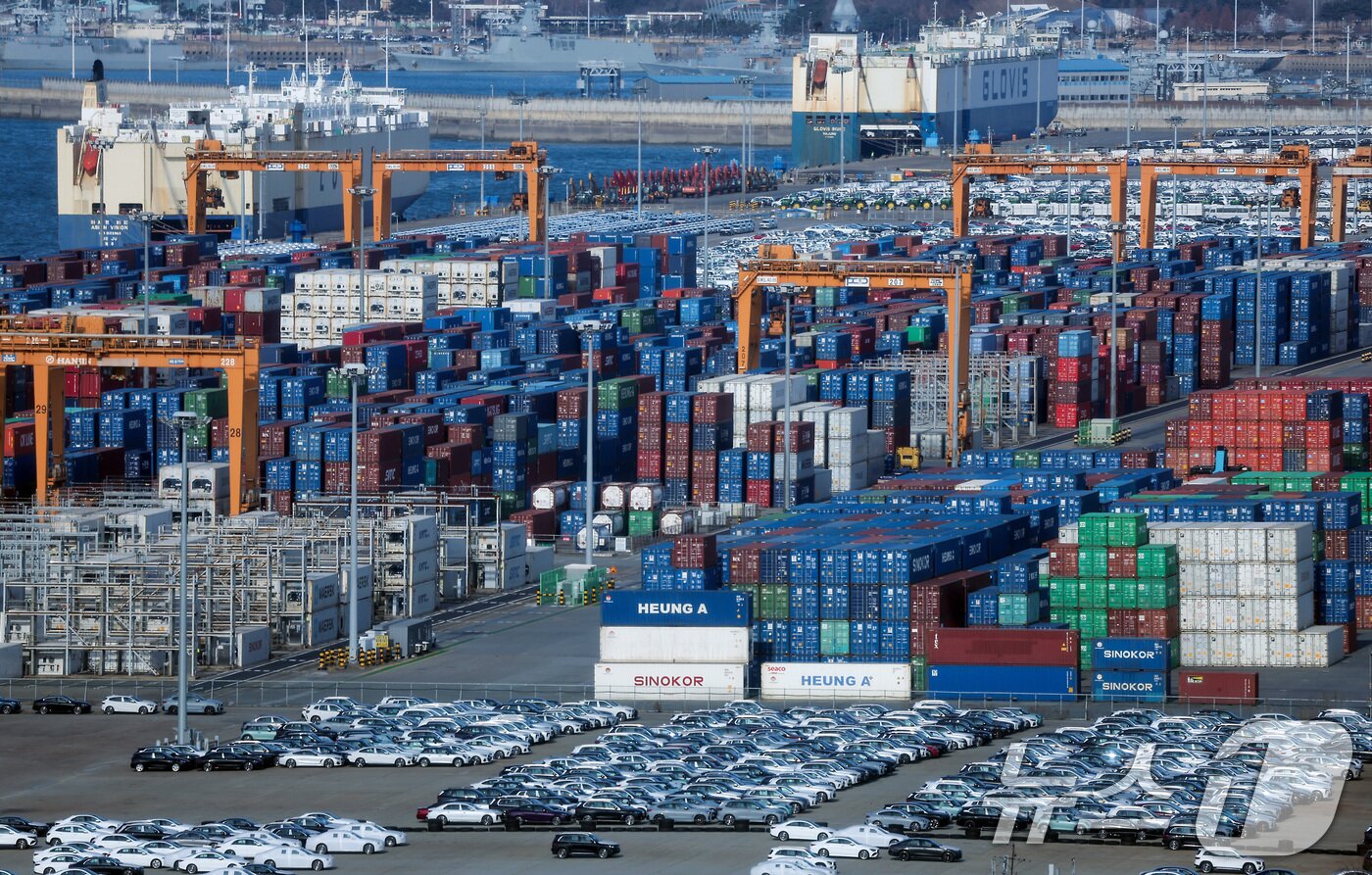 본문 이미지 - 경기 평택시 포승읍 평택항에 수출용 컨테이너가 세워져 있는 모습. 2026.1.1/뉴스1 ⓒ News1 김성진 기자