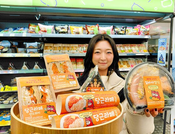 본문 이미지 - '붉은 말' 마케팅에 동참한 편의점.(CU 제공)