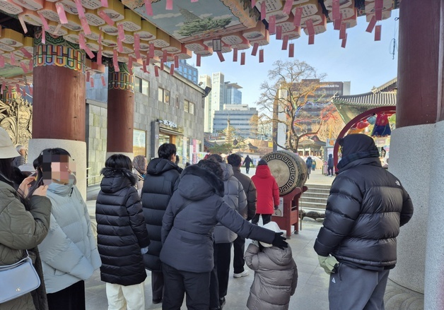 새해 첫날 절·성당·교회서 이어진 기도…"가족 건강" "대학 합격"