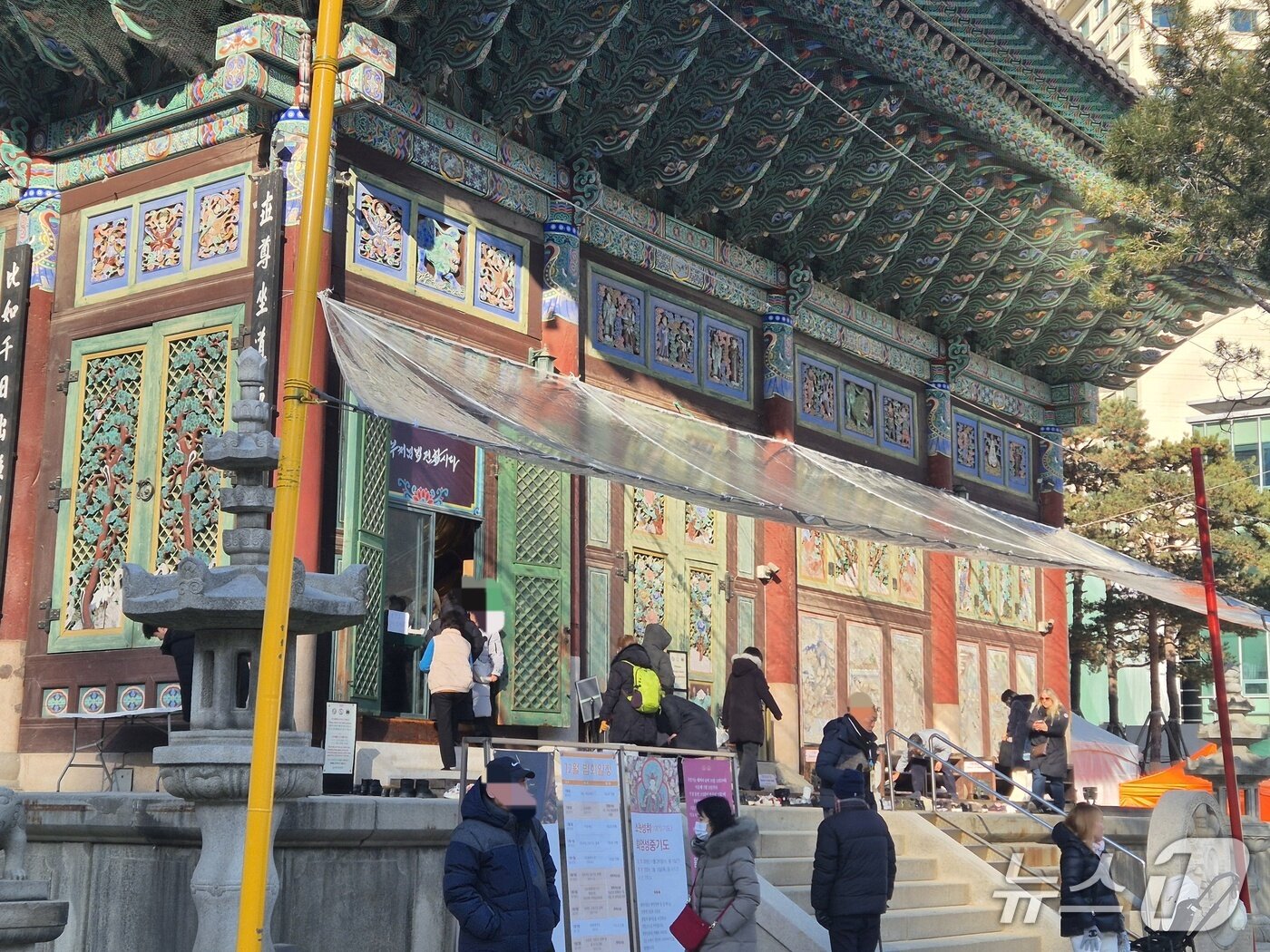 본문 이미지 - 새해 첫날인 1일 서울 종로구 조계사 대웅전이 붐비는 모습. 2026.1.1/뉴스1 ⓒ News1 신윤하 기자