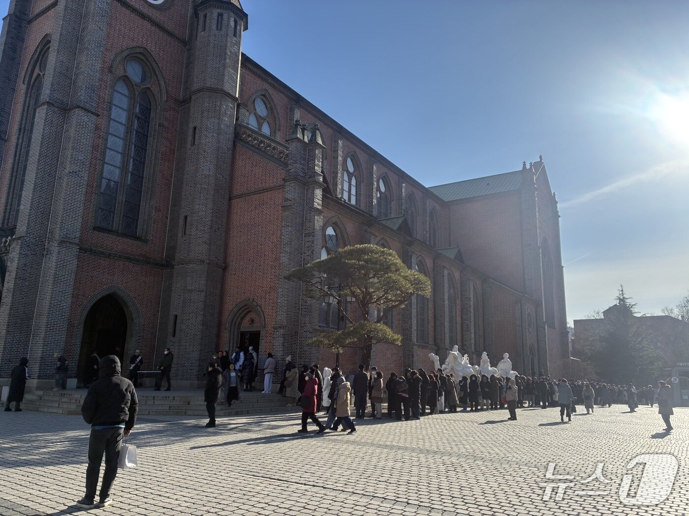 본문 이미지 - 1일 서울 중구 명동성당이 미사를 기다리고 있는 시민들로 붐비고 있다. 2025.1.1/뉴스1 ⓒ News1 김기성 기자