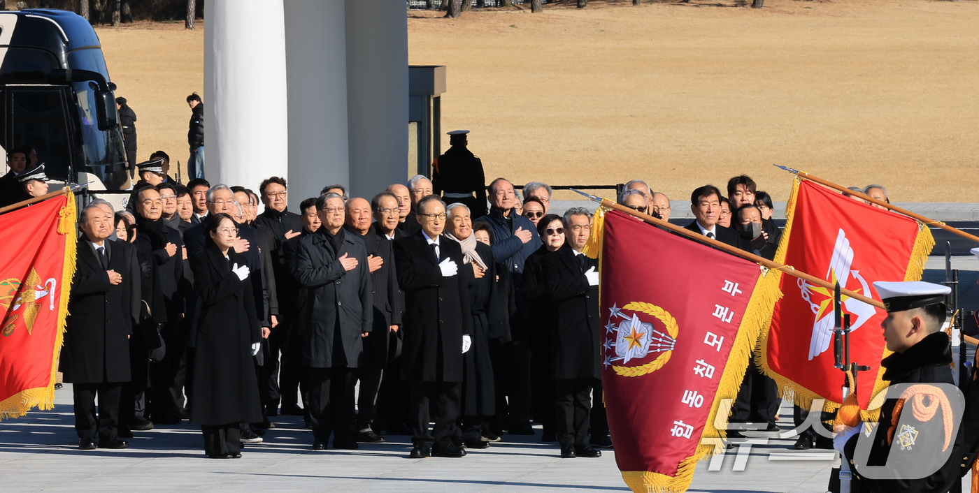 (서울=뉴스1) 임세영 기자 = 이명박 전 대통령이 새해 첫 날인 1일 서울 동작구 국립서울현충원에서 국기에 대한 경례를 하고 있다. 2026.1.1/뉴스1