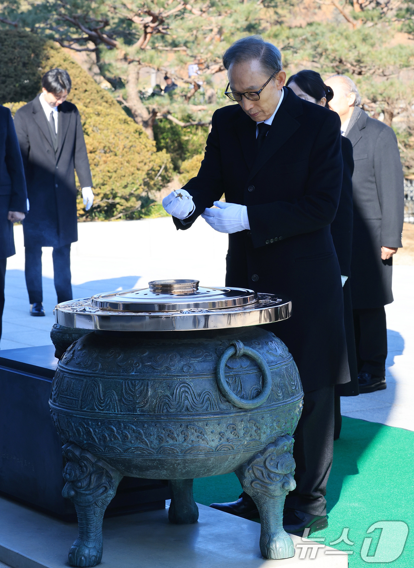 (서울=뉴스1) 임세영 기자 = 이명박 전 대통령이 새해 첫 날인 1일 서울 동작구 국립서울현충원에서 현충탑에 분향하고 있다. 2026.1.1/뉴스1