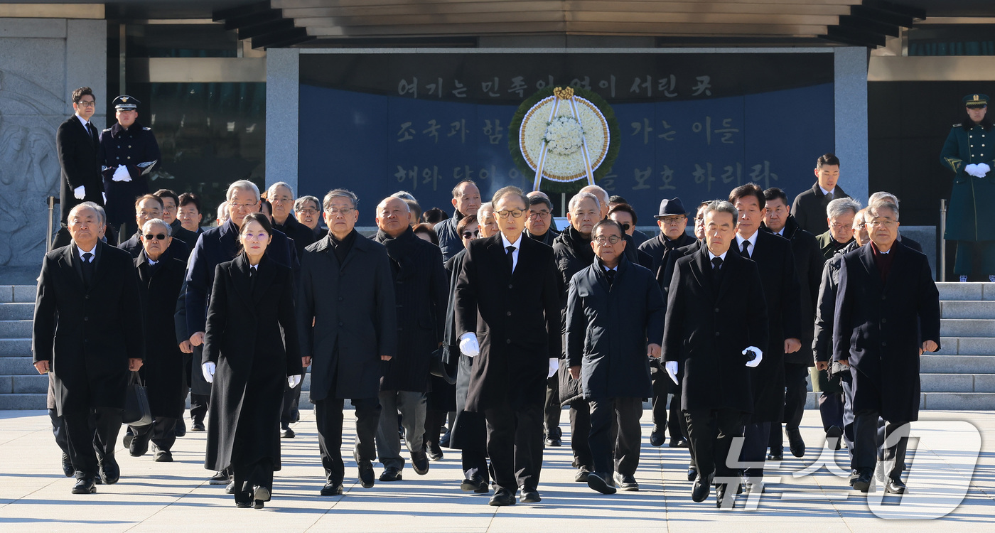 (서울=뉴스1) 임세영 기자 = 이명박 전 대통령이 새해 첫 날인 1일 서울 동작구 국립서울현충원에서 현충탑에 참배를 마치고 이동하고 있다. 2026.1.1/뉴스1