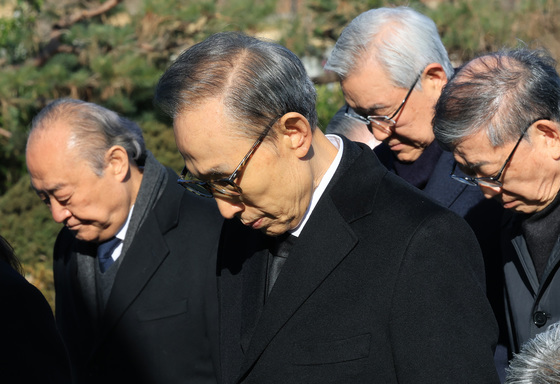 현충탑 참배하는 이명박 전 대통령