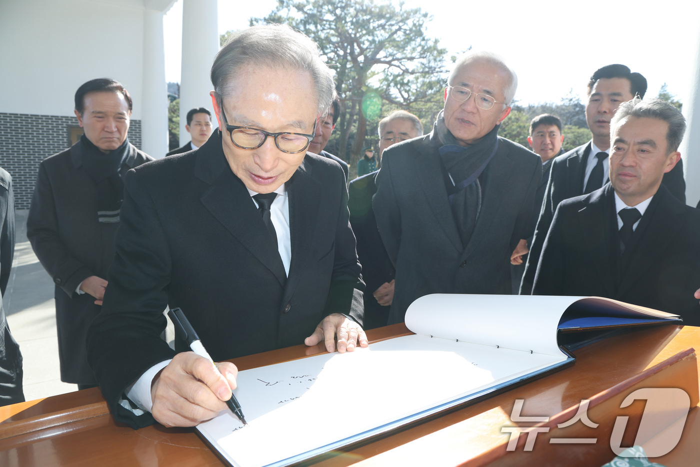 (서울=뉴스1) 임세영 기자 = 이명박 전 대통령이 새해 첫 날인 1일 서울 동작구 국립서울현충원에서 현충탑 참배를 마친 후 방명록을 작성하고 있다. 2026.1.1/뉴스1