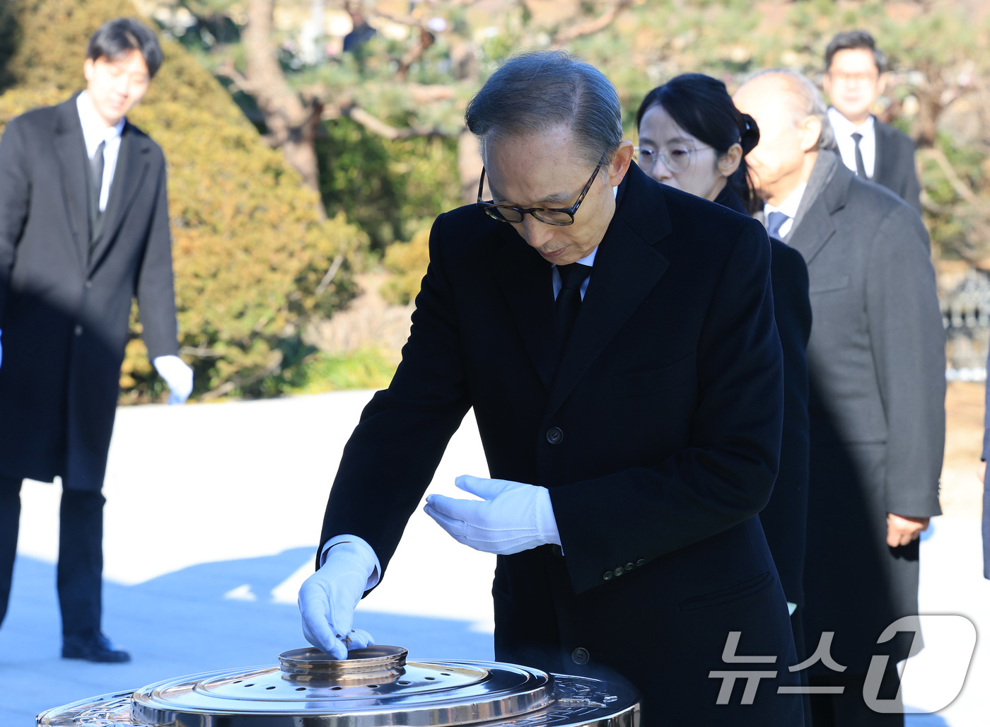 (서울=뉴스1) 임세영 기자 = 이명박 전 대통령이 새해 첫 날인 1일 서울 동작구 국립서울현충원에서 현충탑에 분향하고 있다. 2026.1.1/뉴스1